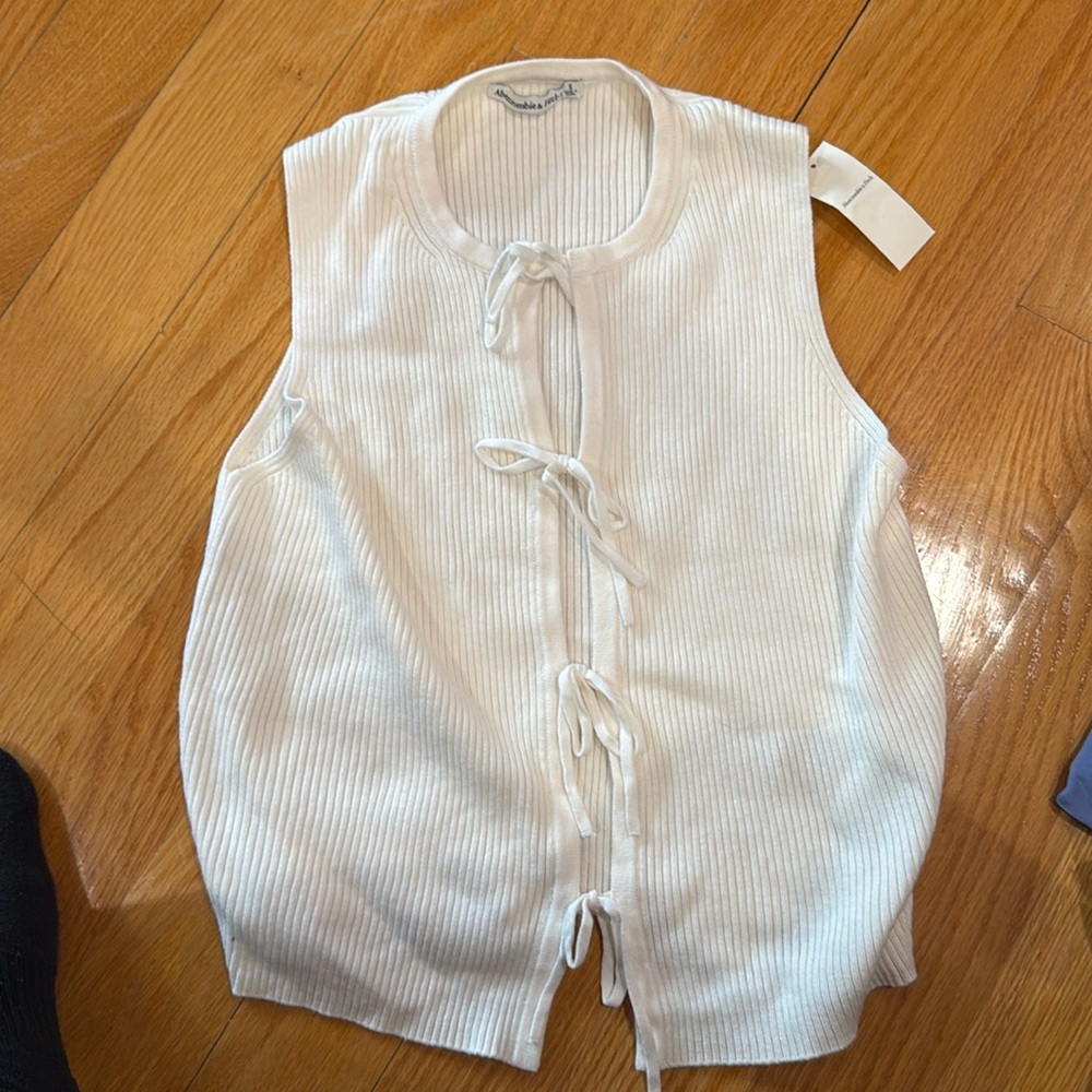 ABERCROMBIE AND FITCH WHITE VEST